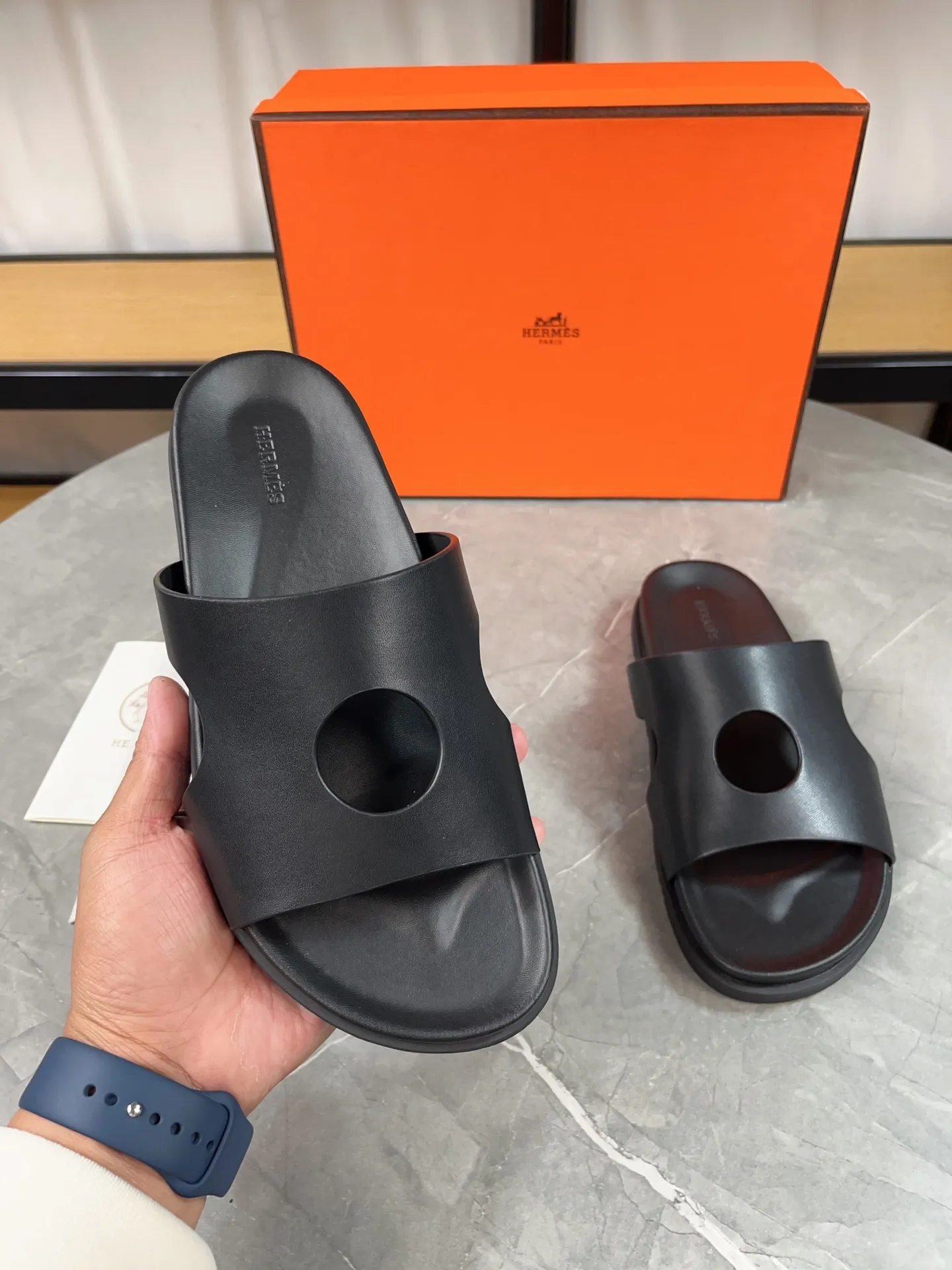 p400🐮🐮H family classic (couple style) Hermes Hermes spring and summer sandals series! Classic style, always popular slippers - sandals, great with any combination! ! ! Upper: imported PU inner lining: imported mixed sheepskin Outsole: Tpu non-slip and wear-resistant outsole Female size: 35-40 (customized at 41) Male size: 39-45 (customized at 39.45)